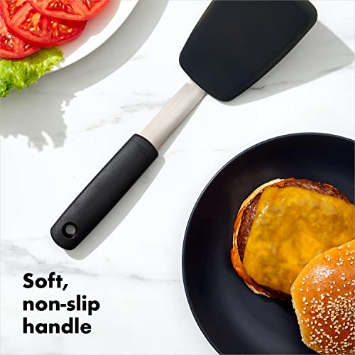 OXO Good Grips Small Silicone Flexible Turner - Black | Spatula, Heat Resistant and Flexible Head, Non-Stick Safe, Ideal for Flipping Burgers or Eggs, Dishwasher Safe