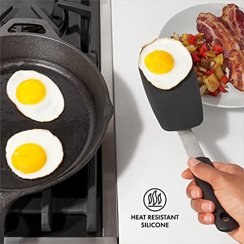 OXO Good Grips Small Silicone Flexible Turner - Black | Spatula, Heat Resistant and Flexible Head, Non-Stick Safe, Ideal for Flipping Burgers or Eggs, Dishwasher Safe
